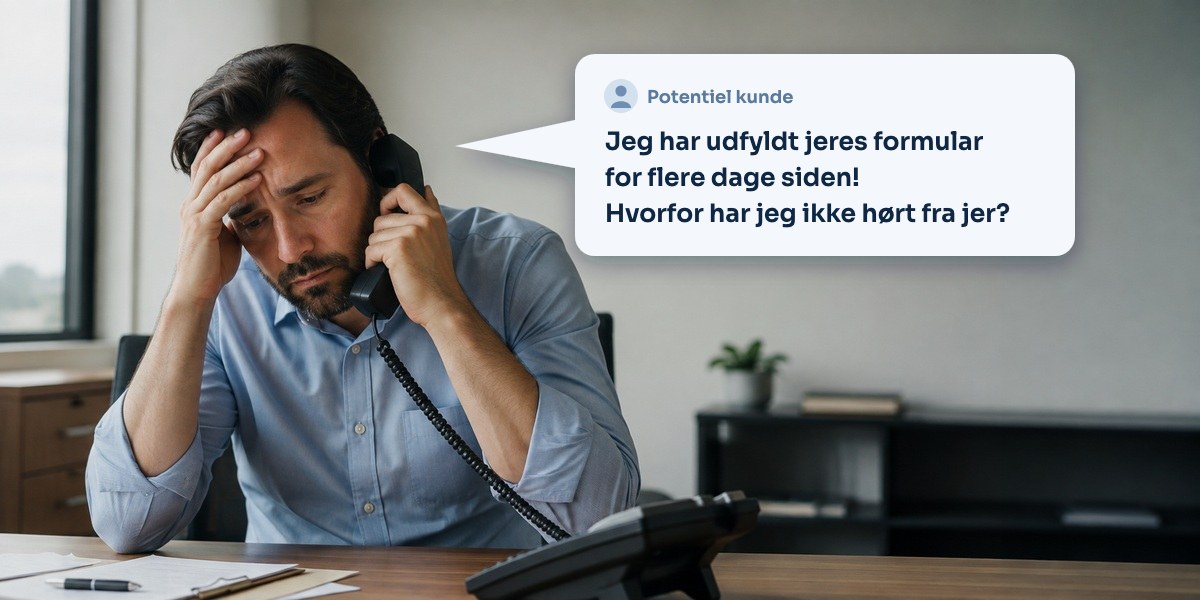 Et foto af en sælger, der sidder ved sit skrivebord med telefonrøret ved øret og hånden mod panden. Ansigtsudtrykket er træt og opgivende. En taleboble peger på røret og er mærket "Potentiel kunde" med et lille profilikon. Kunden i den anden ende siger: Jeg har udfyldt jeres formular for flere dage siden! Hvorfor har jeg ikke hørt fra jer?